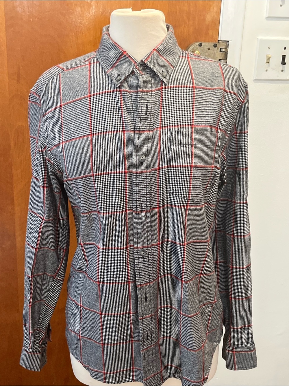 Eddie Bauer Men's Long Sleeve Button Down Shirt. Size M. Classic Fit Red,black